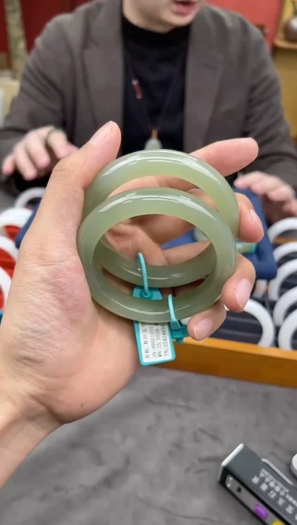 未镶嵌手镯和田玉一个（多样性发一）圈口：54-59mm