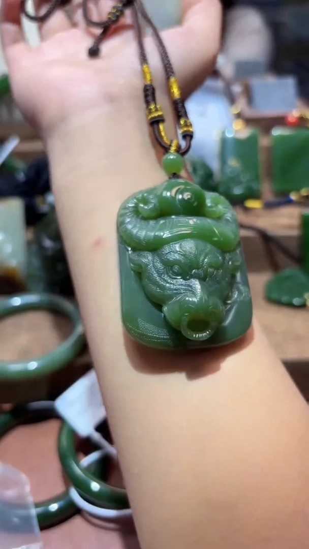 颈饰未镶嵌和田玉（碧玉）1