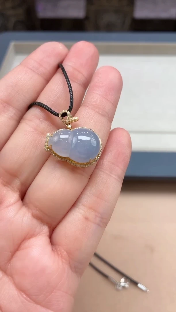 颈饰18K金镶嵌翡翠葫芦