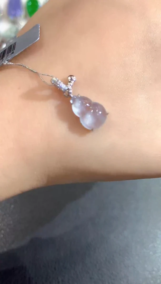 颈饰18K金镶嵌翡翠吊坠