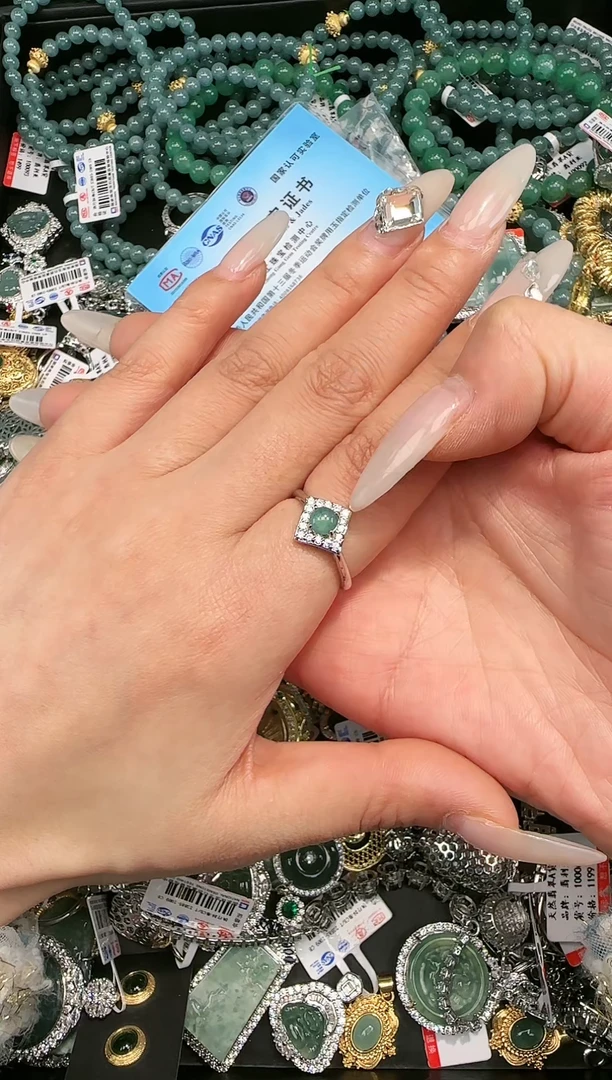 【闪购商品】翡翠吊坠(赠链)未镶嵌天然翡翠A货