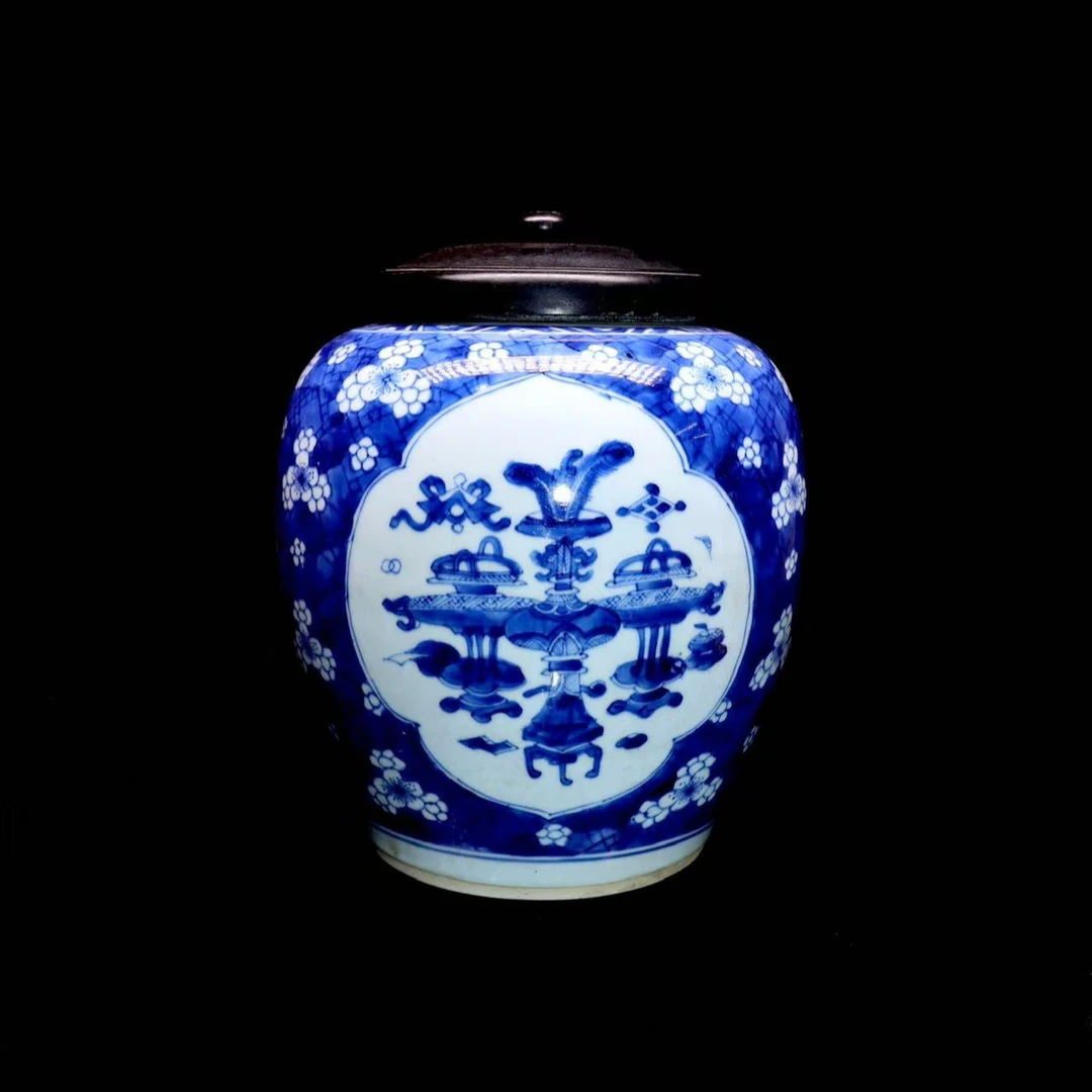 57: 清康熙青花留白梅花开窗博古纹罐