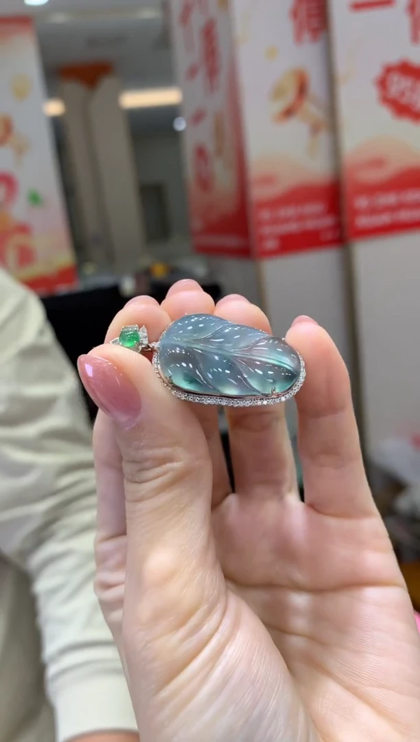 颈饰18K金镶嵌翡翠|不退不换