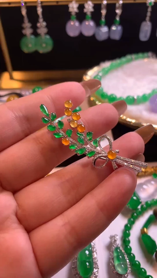 颈饰18K金镶嵌翡翠胸针