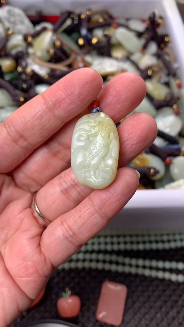 【闪购商品】和田玉颈饰未镶嵌多样性发货没有证书.拍一发一，有瑕