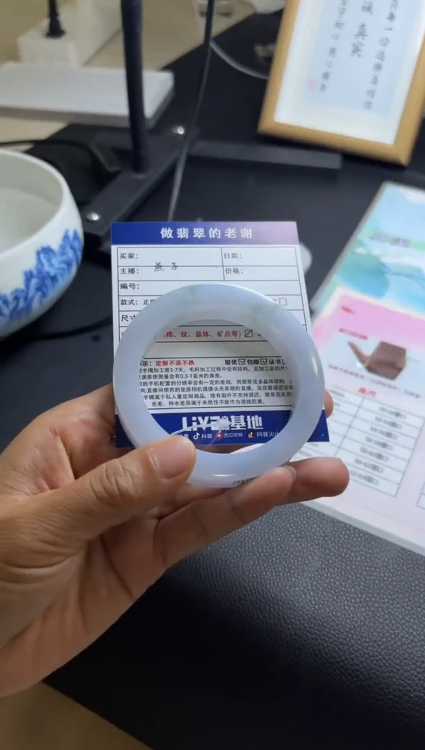 未镶嵌手镯定制翡翠绿****妮定制手镯不退不换