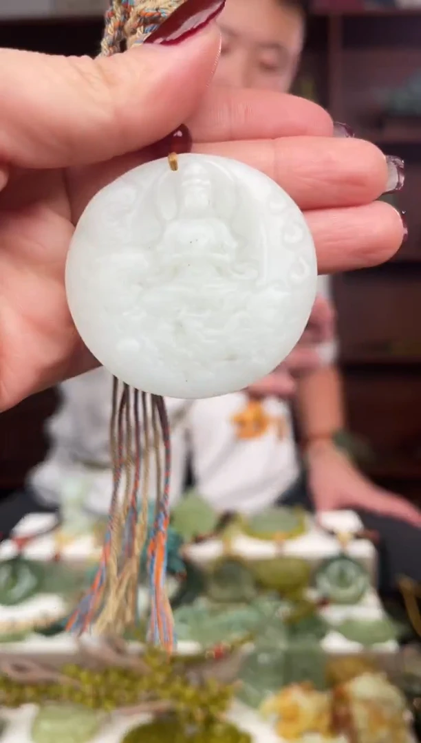 未镶嵌蛇纹石玉颈饰`