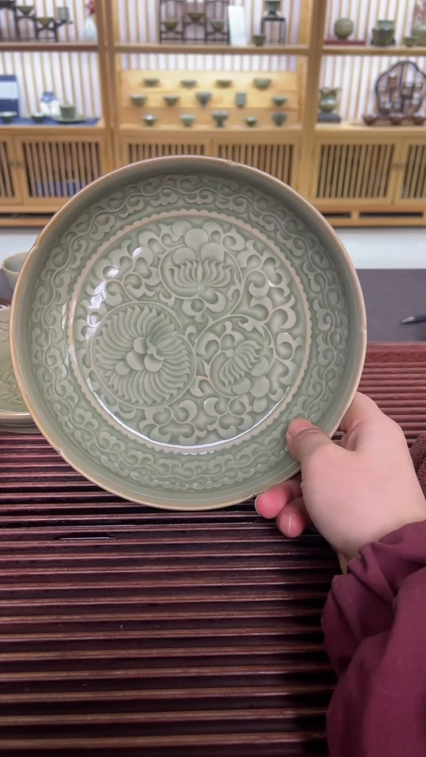 【闪购商品】其他橄榄绿菊纹葵口盘