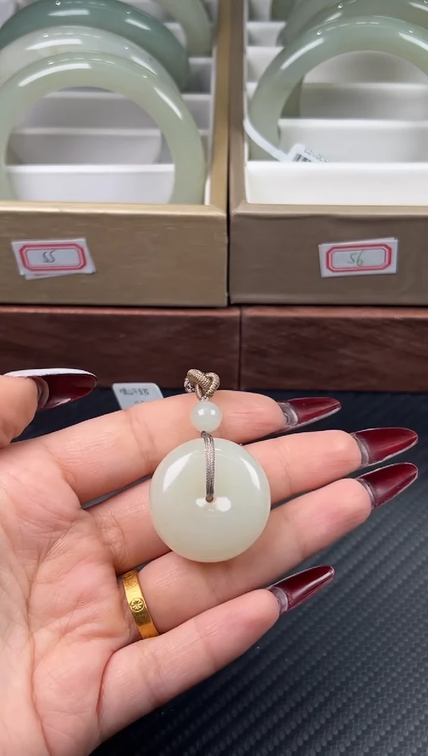 吊坠(赠链)未镶嵌和田玉黑山微色差平安扣