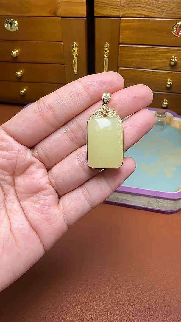 颈饰18K金镶嵌和田玉18K金镶黄口平安无事牌吊坠