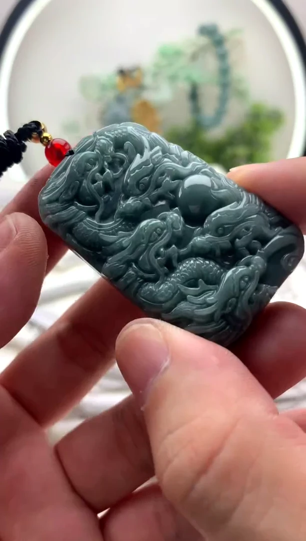 翡翠未镶嵌颈饰九龙