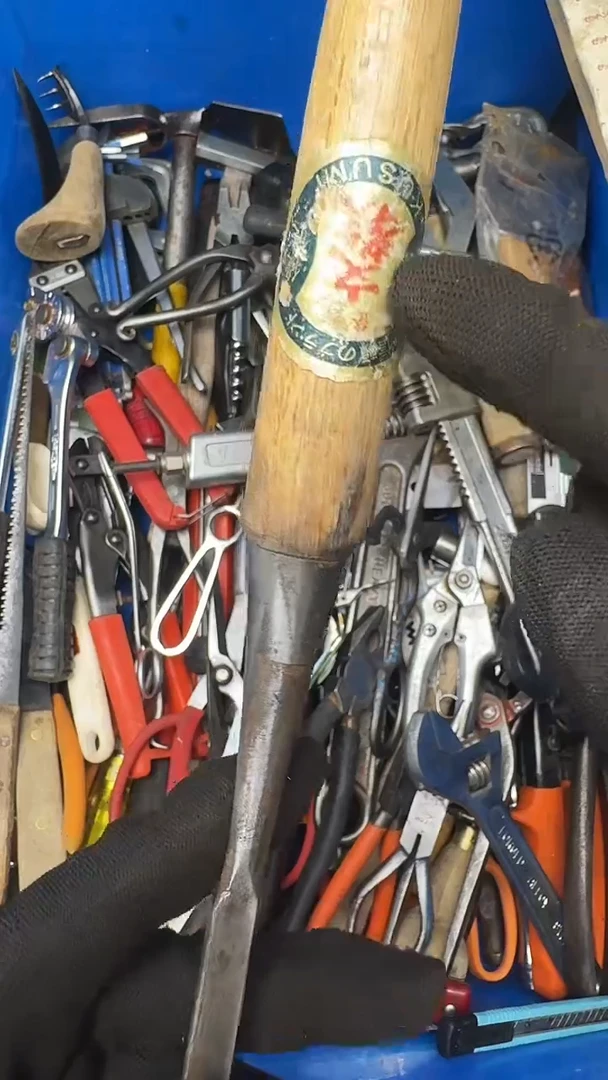 梧****装五金工具百货，螺丝刀凿子剪子等