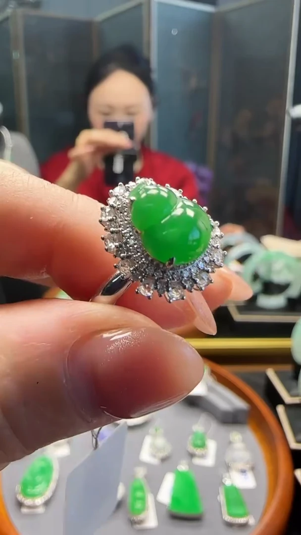 【闪购商品】翡翠戒指18K金镶嵌天然缅甸翡翠满绿葫芦戒指