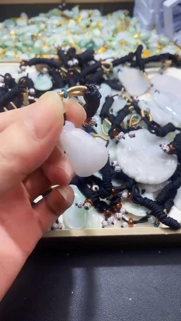 吊坠(赠链)未镶嵌翡翠8/25/   22