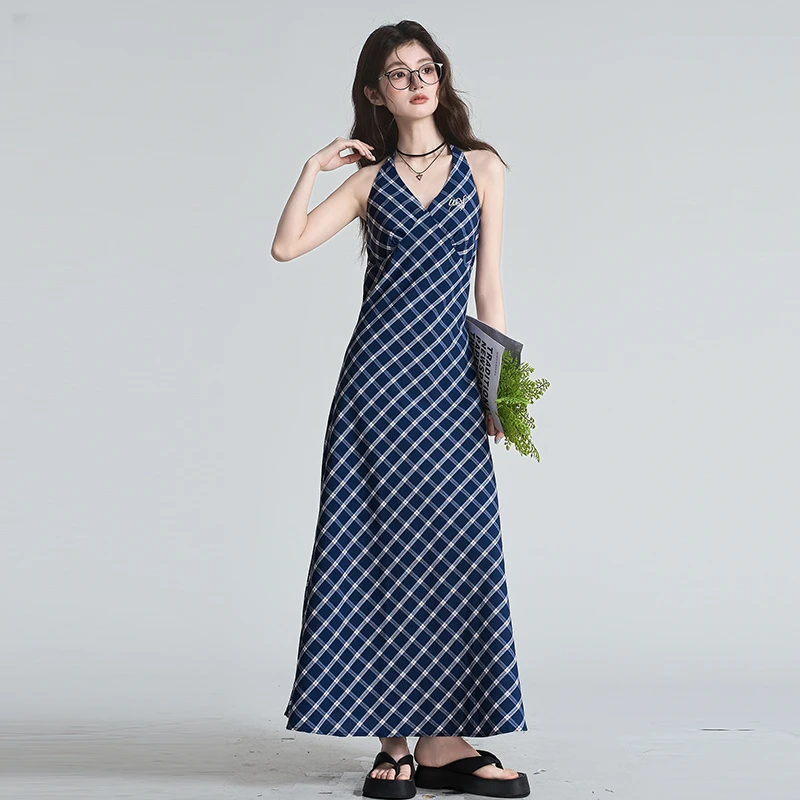 帛卡琪挂脖无袖连衣裙女2025年夏季新款蓝色格子学院风V领长裙
