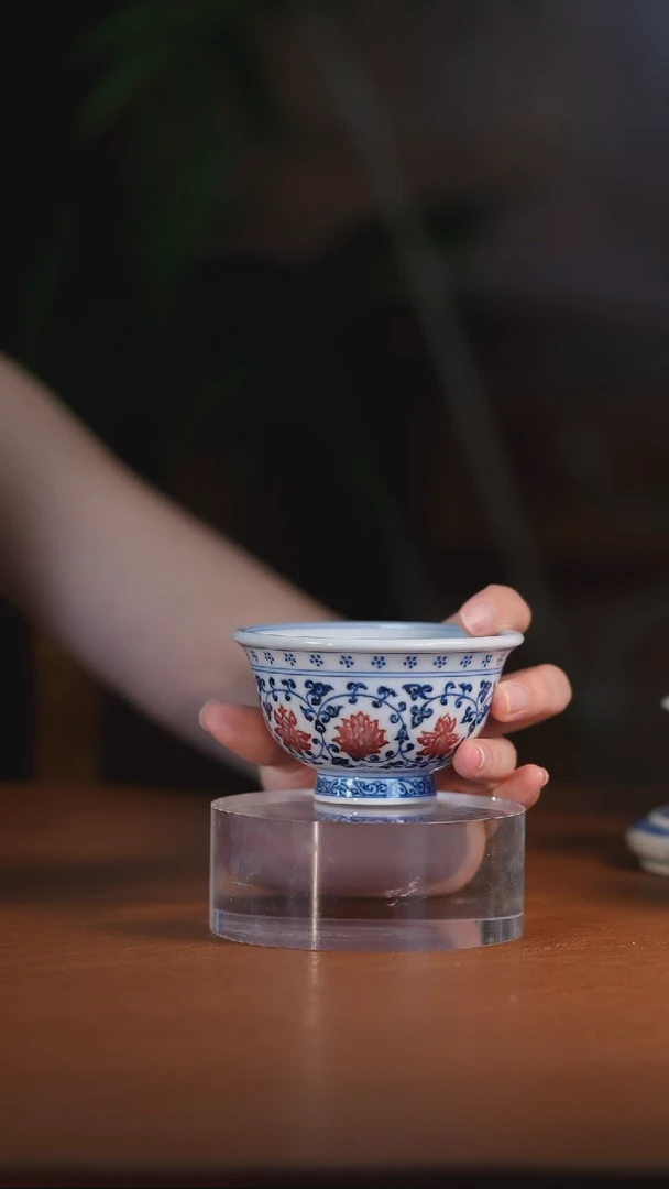 青花釉里红缠枝莲压手杯
