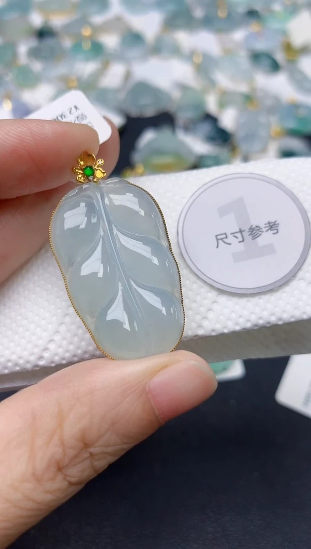 颈饰18K金镶嵌翡翠平****1天然缅甸A货翡翠