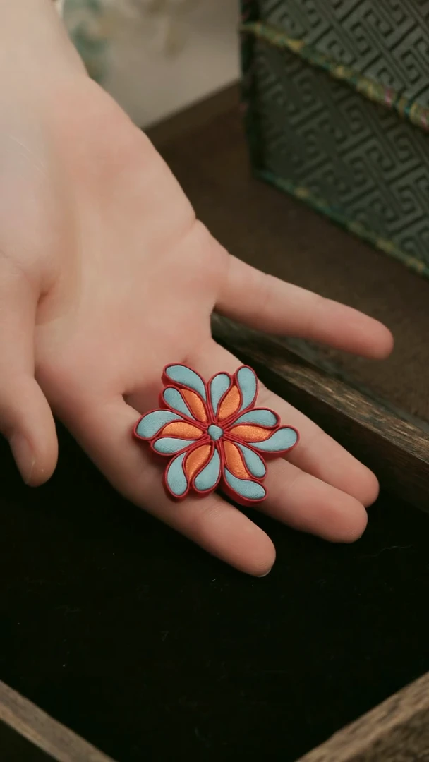 刺绣?**甜湘传礼盘扣胸针