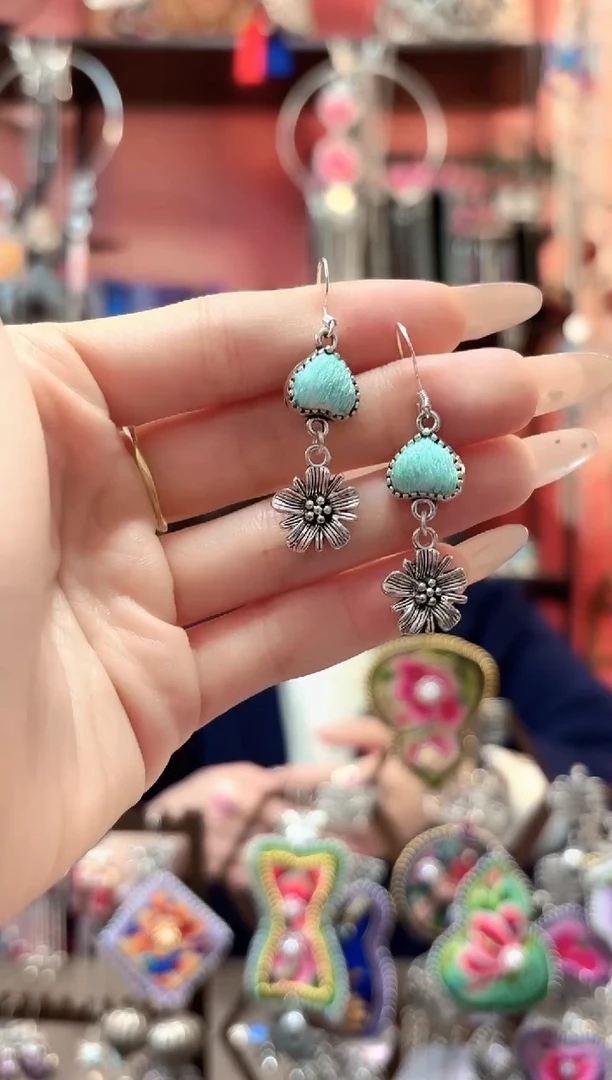 织绣云织谣民族风精美饰品   387