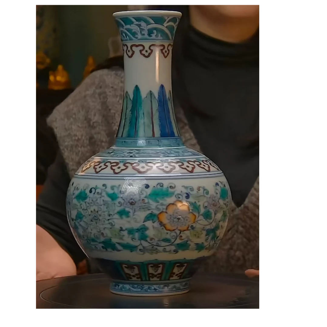 清   斗彩缠枝莲赏瓶