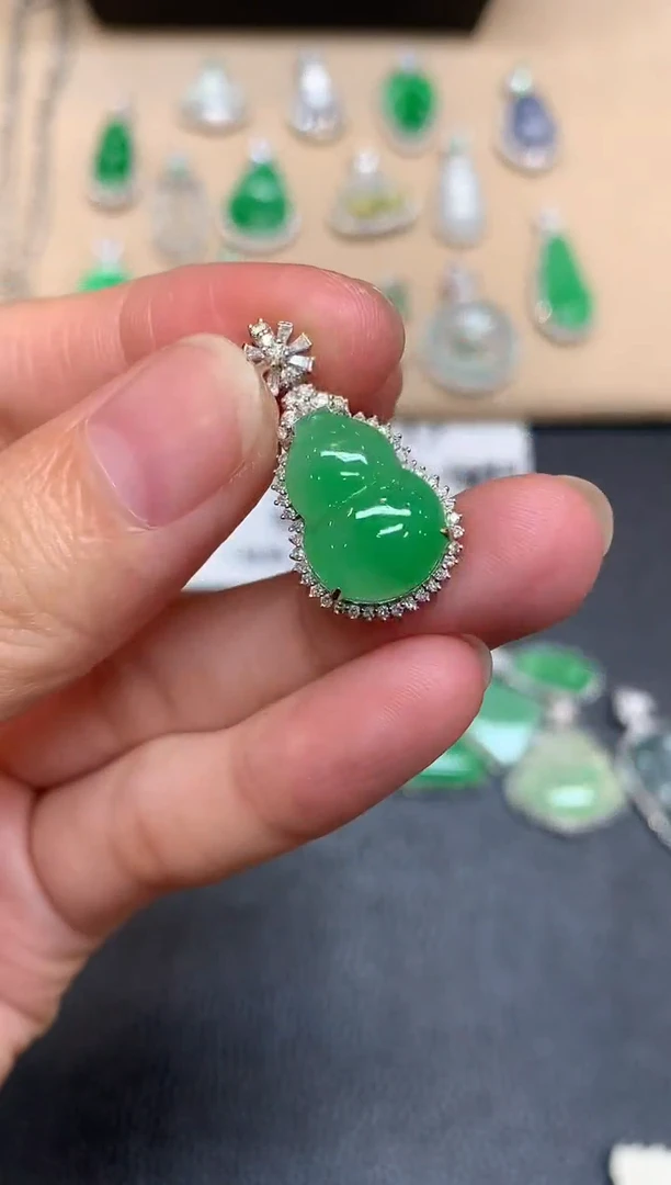 颈饰18K金镶嵌翡翠葫芦【无服务费