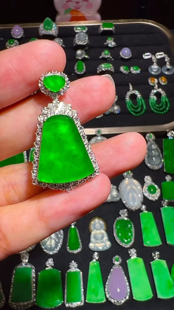 颈饰18K金镶嵌翡翠吊坠