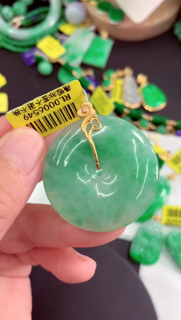 颈饰18K金镶嵌翡翠挂件