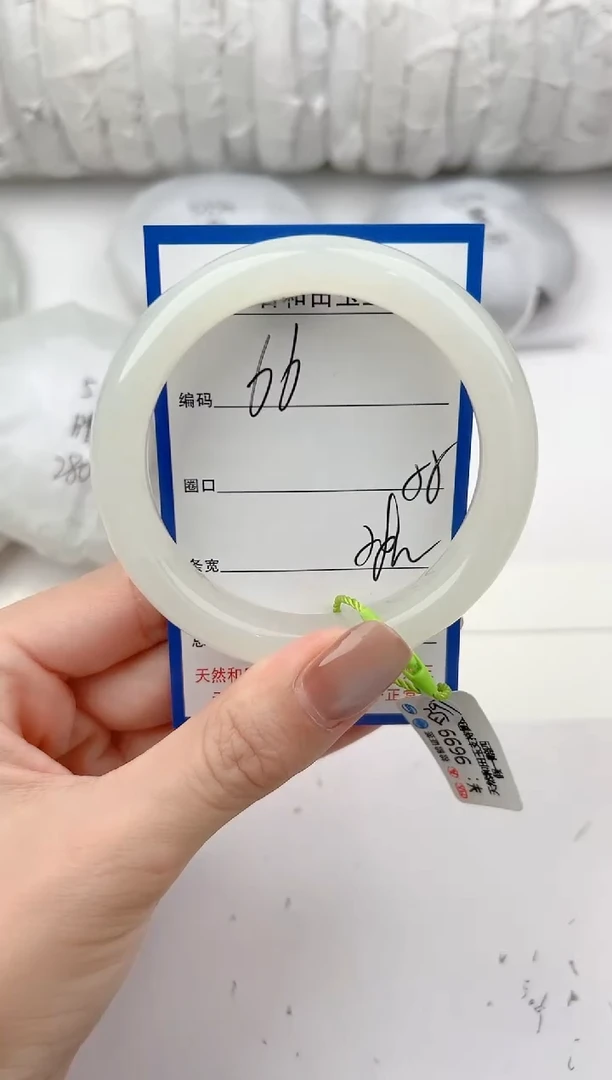 未镶嵌手镯和田玉66颜色微差无瑕疵