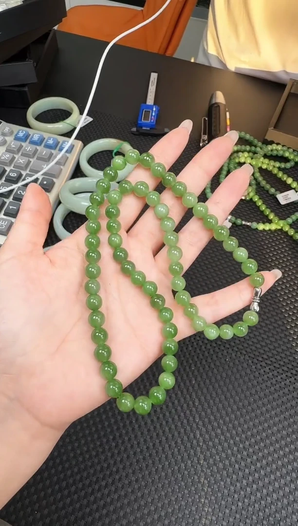 项链未镶嵌和田玉一条，约8mm，多样性发一件