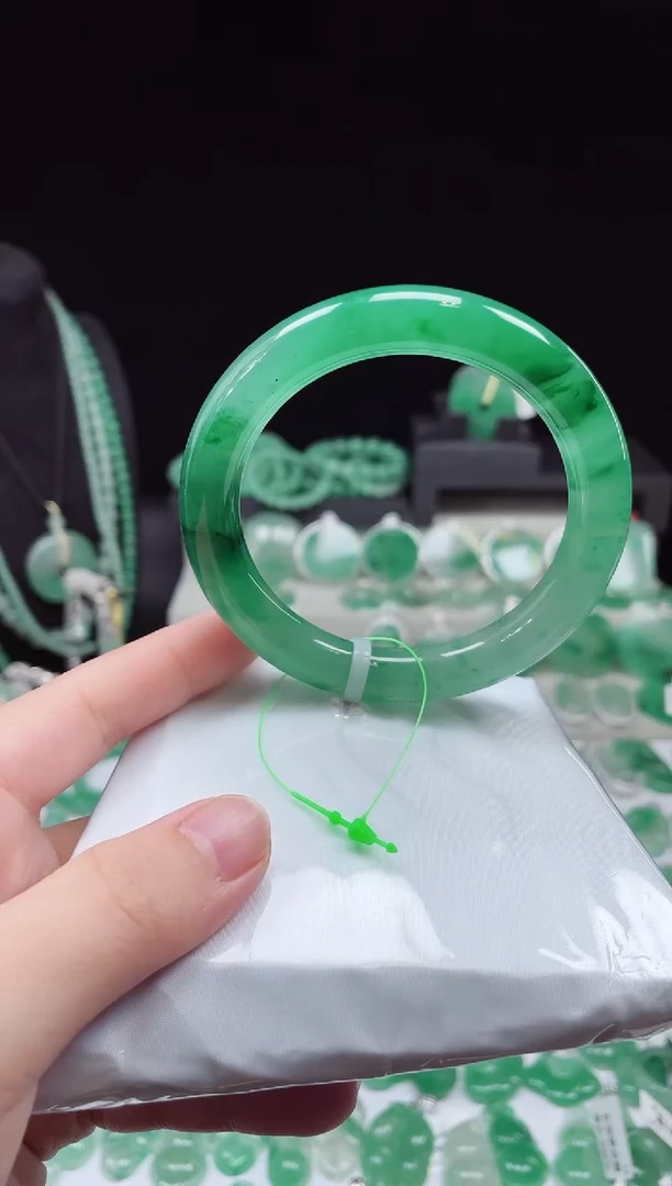 未镶嵌手镯石英质玉（非洲翠）手镯 60.2  10.400