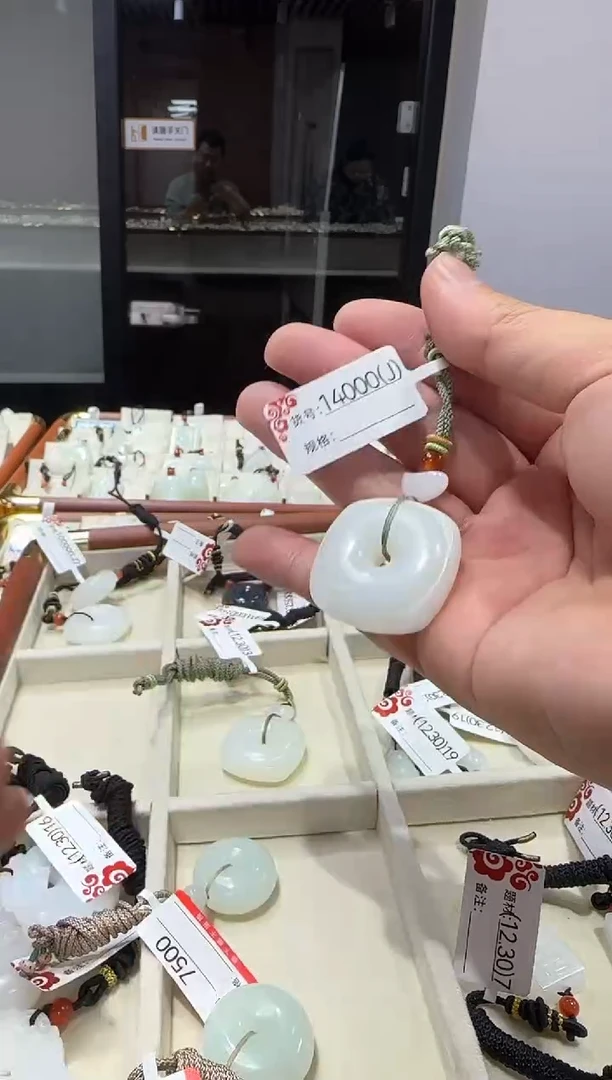 颈饰未镶嵌和田玉J多样性发货发其中一件