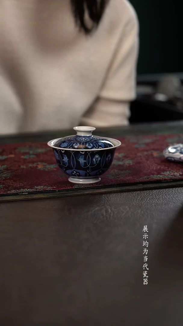 洪印慕明蓝地花蕊宝相撇口盖碗