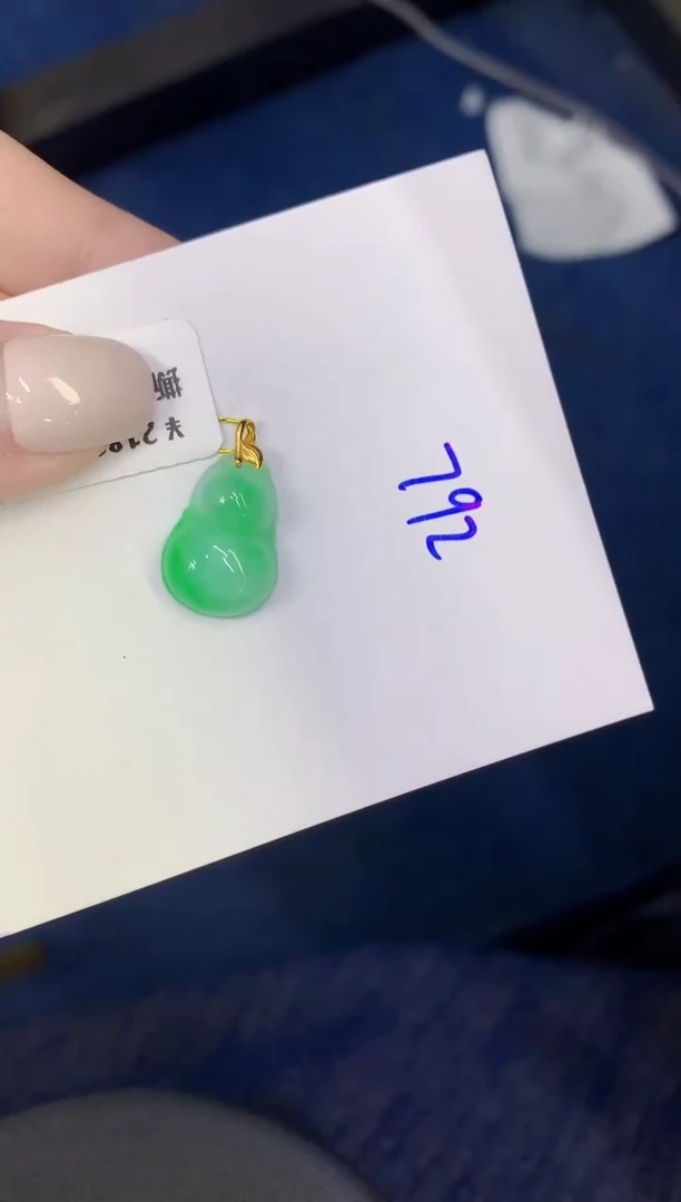 颈饰18K金镶嵌翡翠缅甸天然翡翠A货