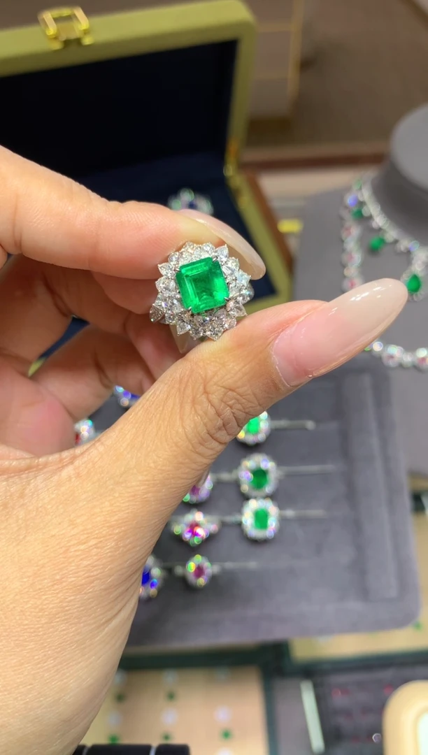 18K金镶嵌戒指祖母绿1.66ct