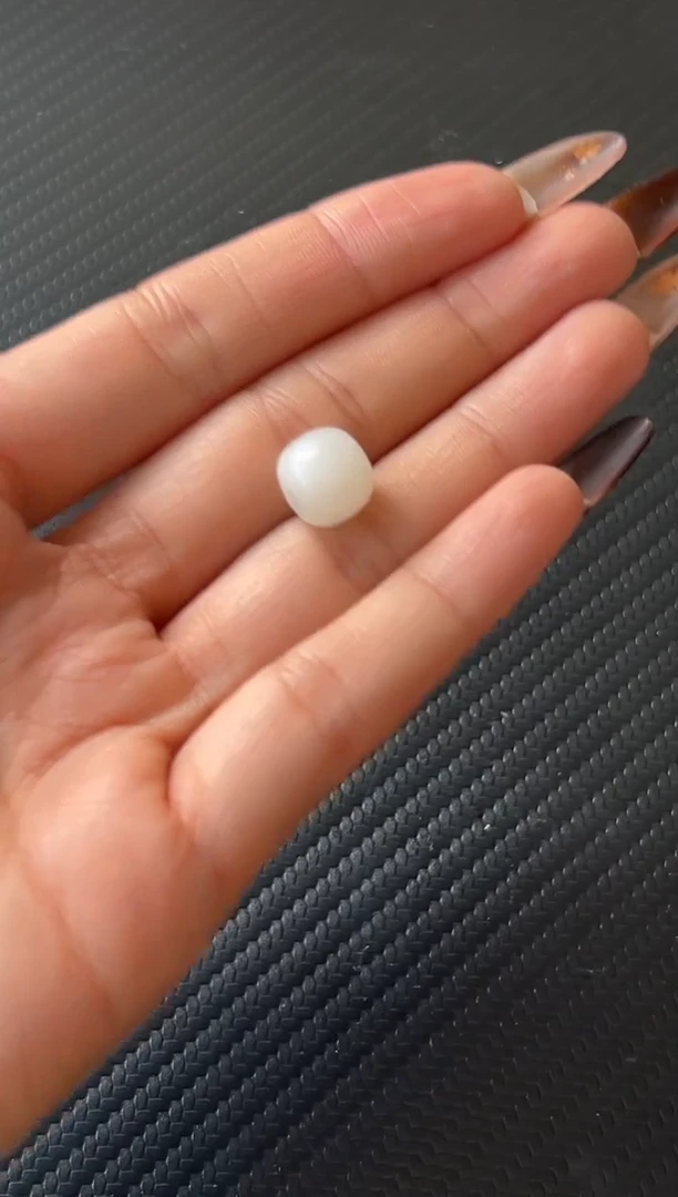 吊坠(赠链)未镶嵌和田玉小**忆天泰微色差单株