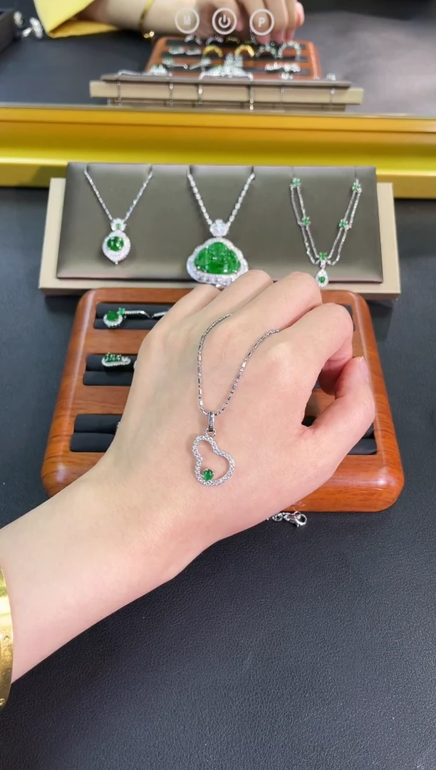 【闪购商品】翡翠吊坠(赠链)银S925镶嵌葫芦吊坠