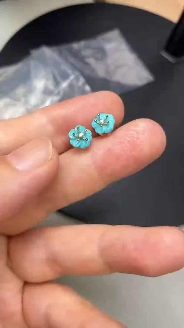 18K金镶嵌绿松石耳饰绿松石耳钉