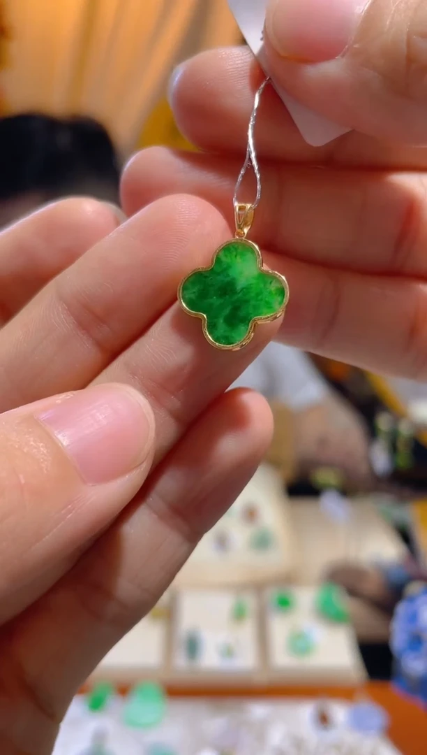 翡翠18K金镶嵌颈饰四叶草