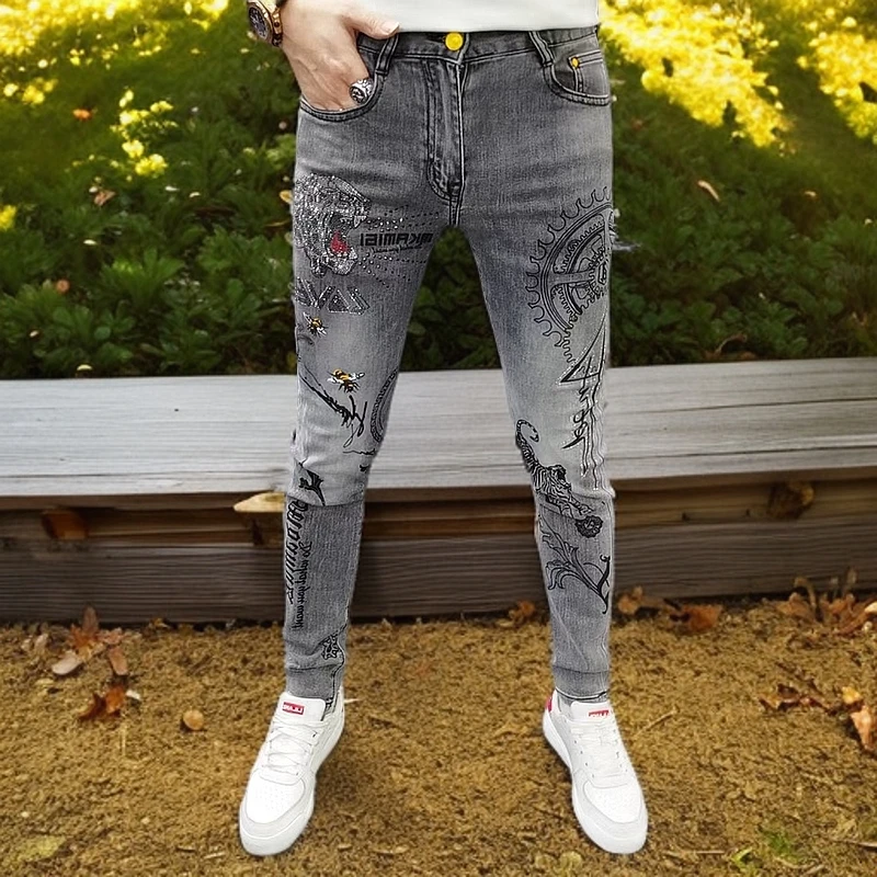 泰维肯戈夏季牛仔裤男士薄款浅灰色潮牌老虎头烫钻印花修身长裤男