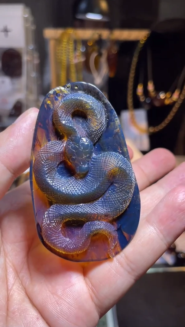 裸石琥珀未镶嵌药珀蛇牌 20克