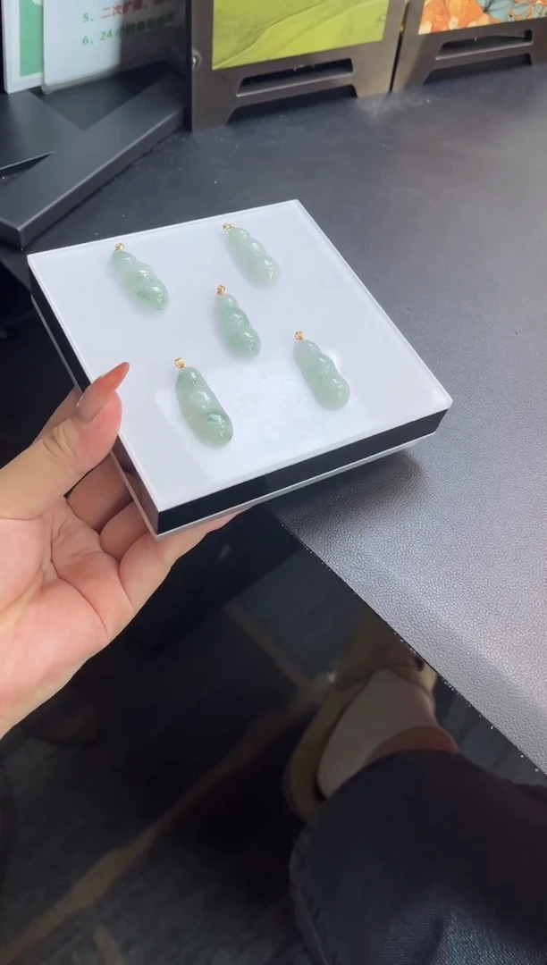 颈饰18K金镶嵌翡翠豆子G012X0510006多样性发一