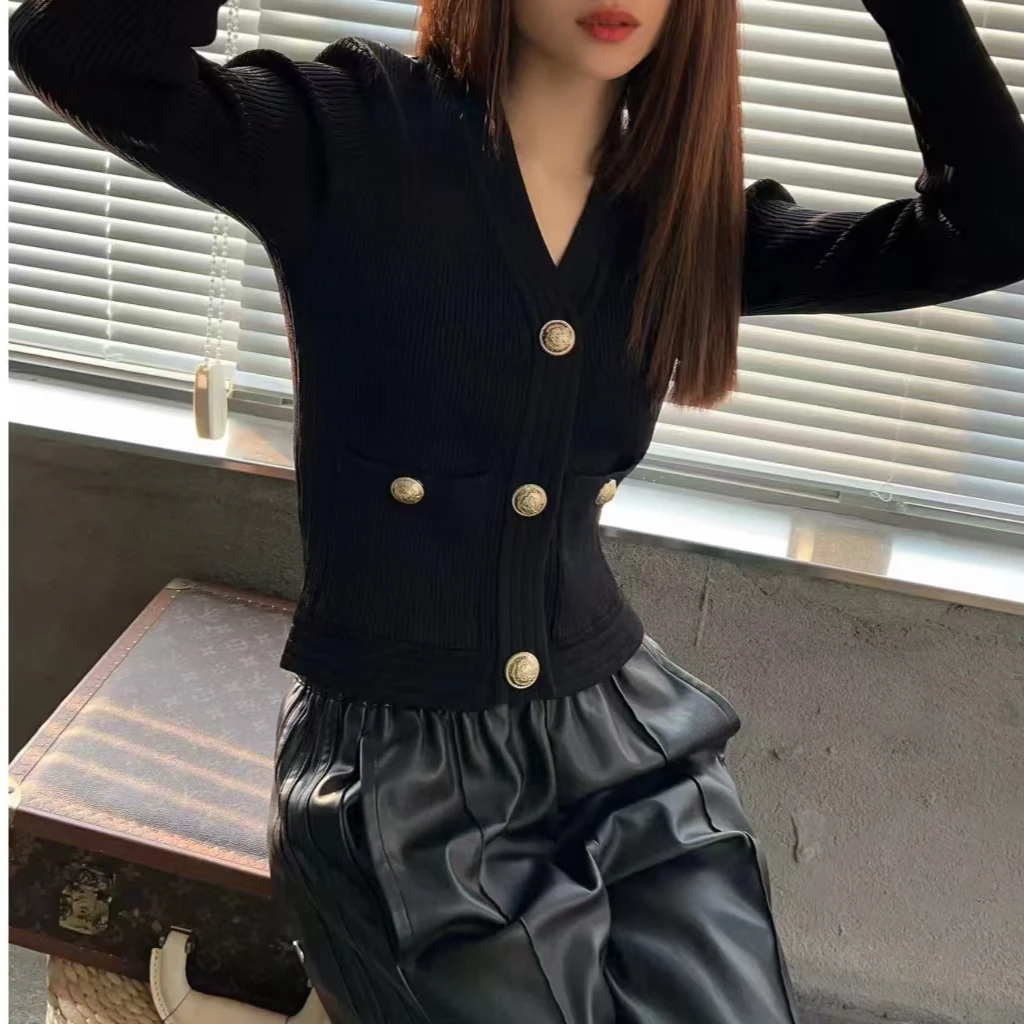 【白姐严选】016—【巴女神】秋冬时尚短款V领黑色针织上衣百搭毛衣