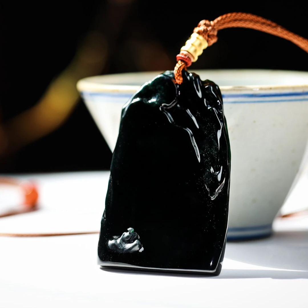 【庄家】见山，即见自在 墨翠 尺寸： 54.4-34.3-8.8mm