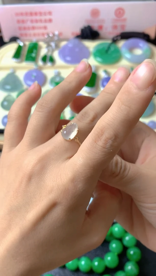 18K金镶嵌戒指翡翠e***n戒指