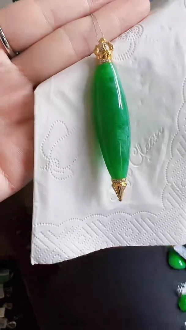 颈饰18K金镶嵌翡翠吊坠