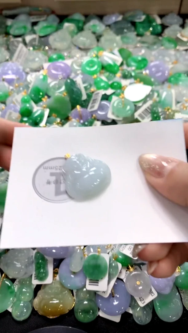 颈饰18K金镶嵌翡翠1111111111111111