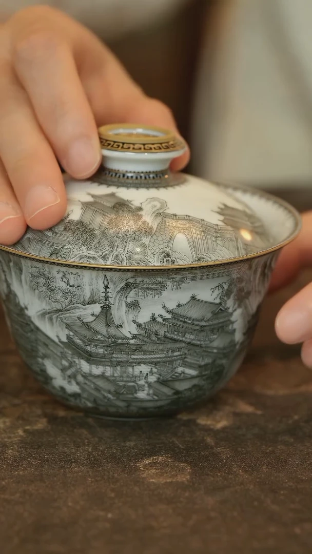 阳****目手绘毕业级墨彩大明宫盖碗