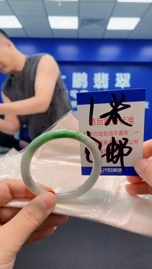 翡翠手镯未镶嵌姜*犟AAAAAAAAA