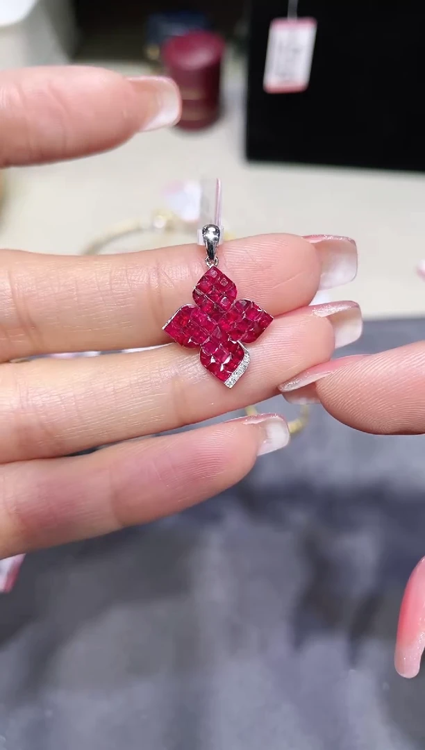 18K金镶嵌天然红宝石吊坠