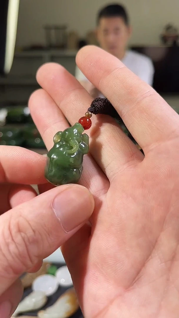 吊坠(赠链)未镶嵌和田玉（碧玉）生肖牛碧玉老料